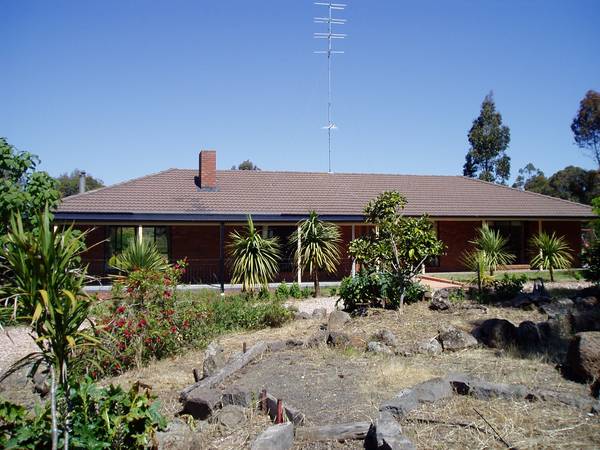 3 BEDROOM LIFE STYLE PROPERTY - 4 BAY SHED - STUNNING PARKLAND - 5 ACRES - SMYTHES CREEK Picture 3 BEDROOM LIFE STYLE PROPERTY - 4 BAY SHED - STUNNING PARKLAND - 5 ACRES - SMYTHES CREEK Picture