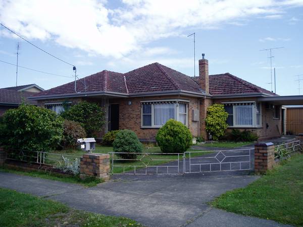 GREAT FAMILY HOME - QUITE LOCATION - MINUTES TO SHOPS - SEBASTOPOL Picture