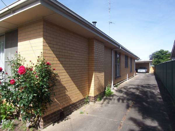 2 LIVING AREAS, HUGE 1000 M2 BLOCK JUST DOORS FROM STOCKLAND & STROLL FROM BOTANICAL GARDENS, LAKE & NEW STATION Picture
