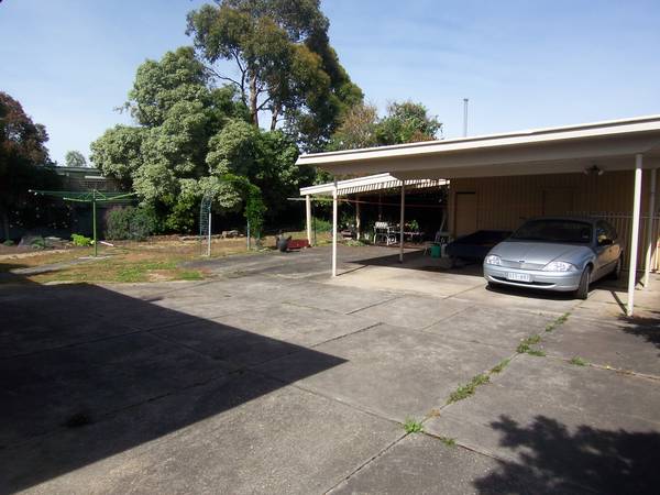 2 LIVING AREAS, HUGE 1000 M2 BLOCK JUST DOORS FROM STOCKLAND & STROLL FROM BOTANICAL GARDENS, LAKE & NEW STATION Picture