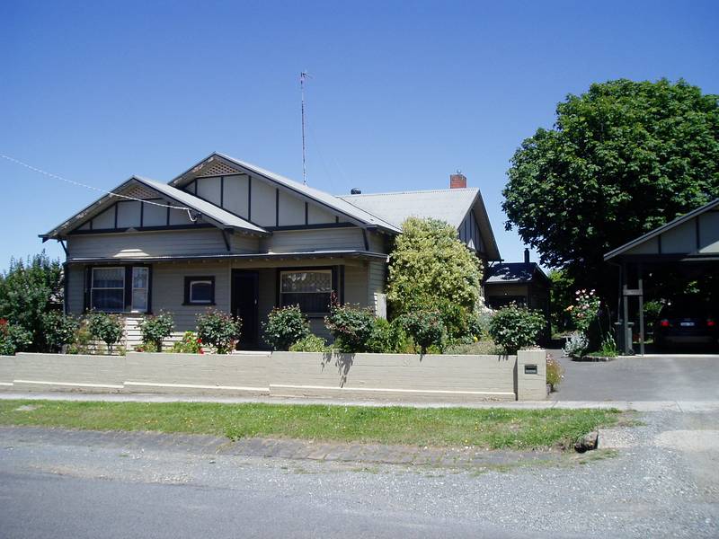 CLASSIC FOUR BEDROOM PLUS STUDY ON APPROX 1000 M2 BLOCK ONLY SHORT WALK TO CITY Picture 2