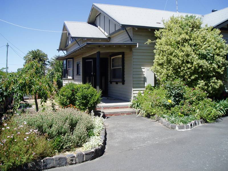 CLASSIC FOUR BEDROOM PLUS STUDY ON APPROX 1000 M2 BLOCK ONLY SHORT WALK TO CITY Picture 3