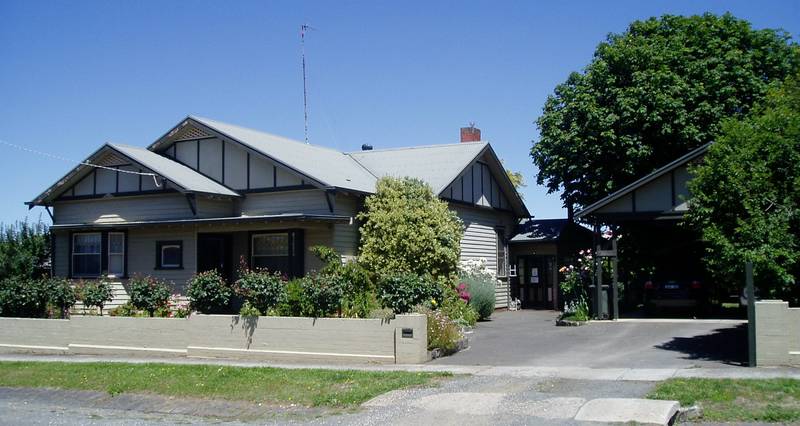 CLASSIC FOUR BEDROOM PLUS STUDY ON APPROX 1000 M2 BLOCK ONLY SHORT WALK TO CITY Picture 1