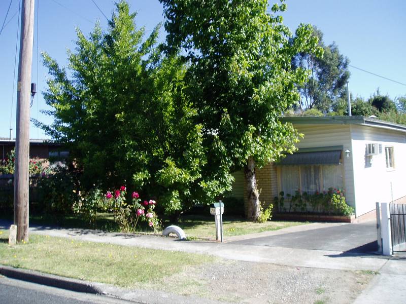 Neat 2 Bedroom Home With Gardener Picture 1