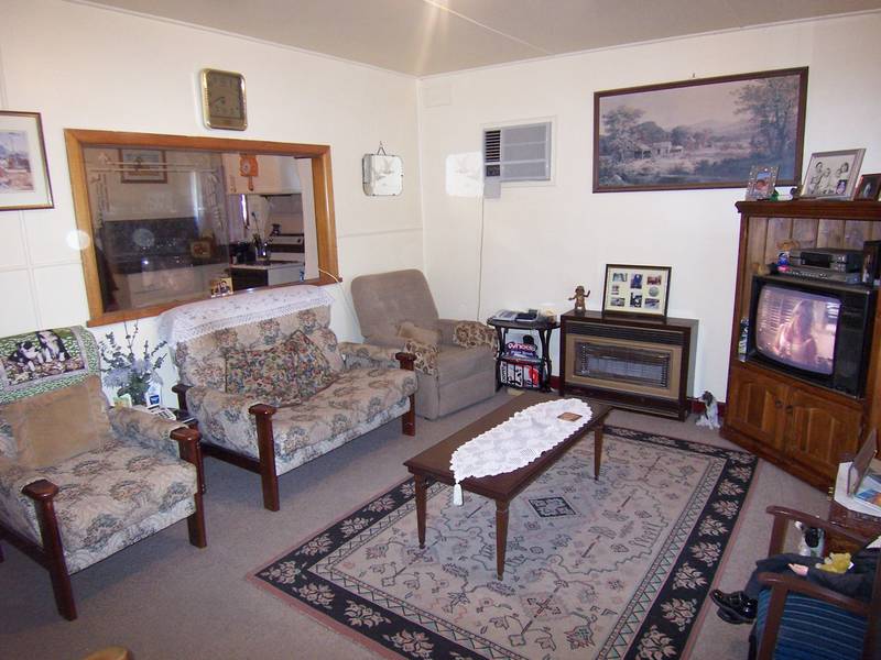 3 BR's, SOLID , CLOSE SUPERMARKETS - $154,950 Picture 2