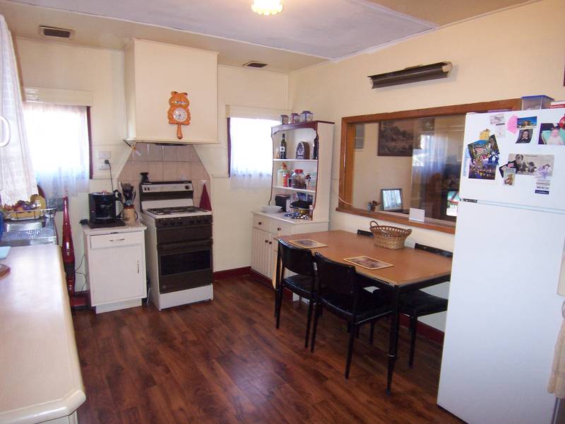 3 BR's, SOLID , CLOSE SUPERMARKETS - $154,950 Picture 3