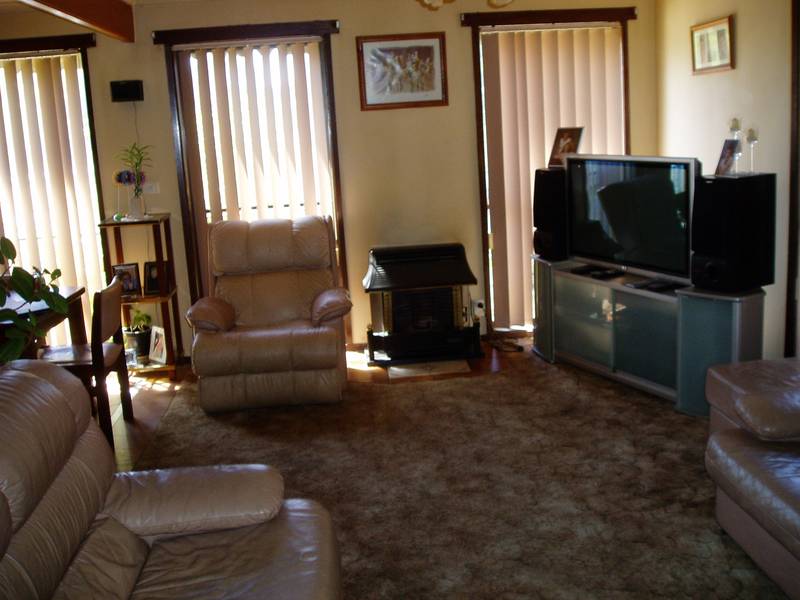 3 BR, 1485 m2 WITH LARGE INDUSTRIAL SHED Picture 2