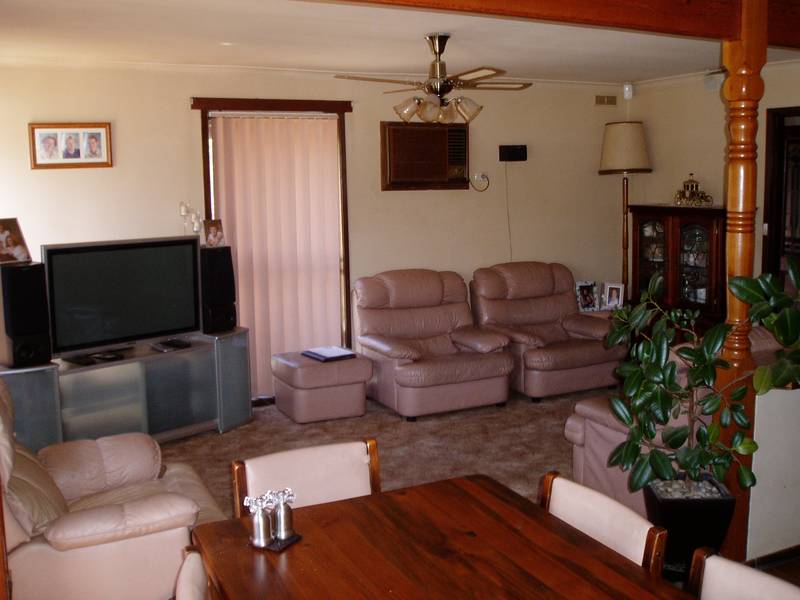 3 BR, 1485 m2 WITH LARGE INDUSTRIAL SHED Picture 3