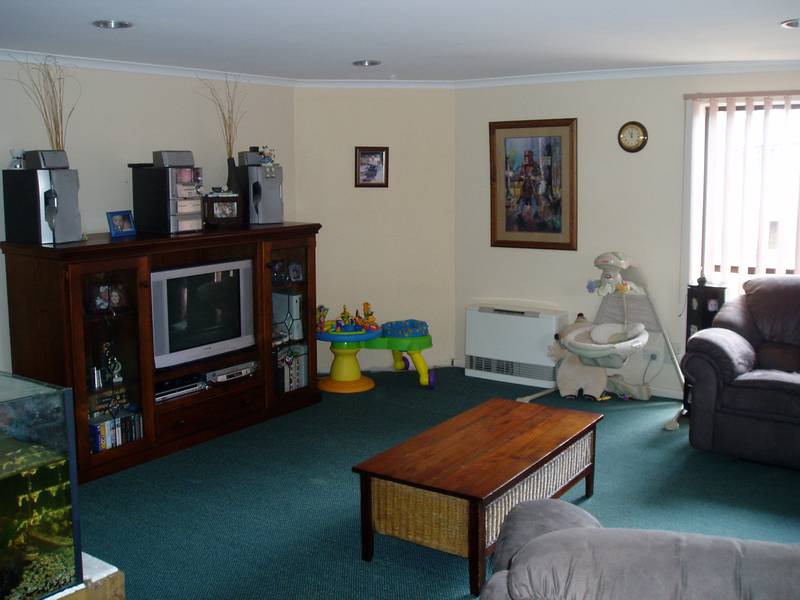 3 BR PLUS TWO LIVING AREAS Picture 2