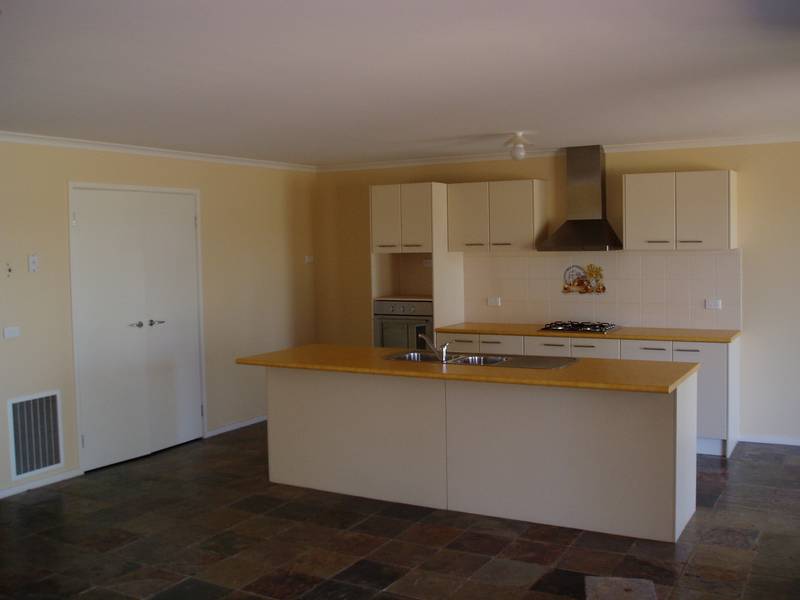 IDEAL FIRST HOME IN QUALITY ESTATE Picture 2