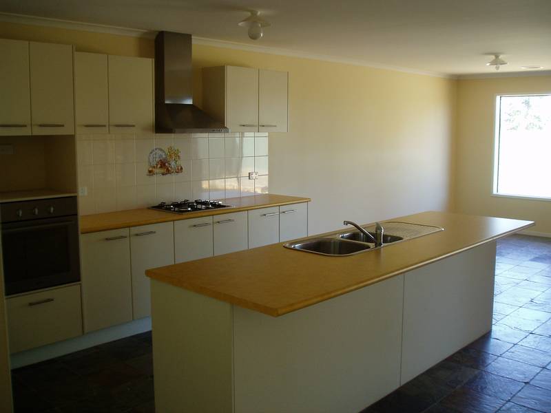 IDEAL FIRST HOME IN QUALITY ESTATE Picture 3