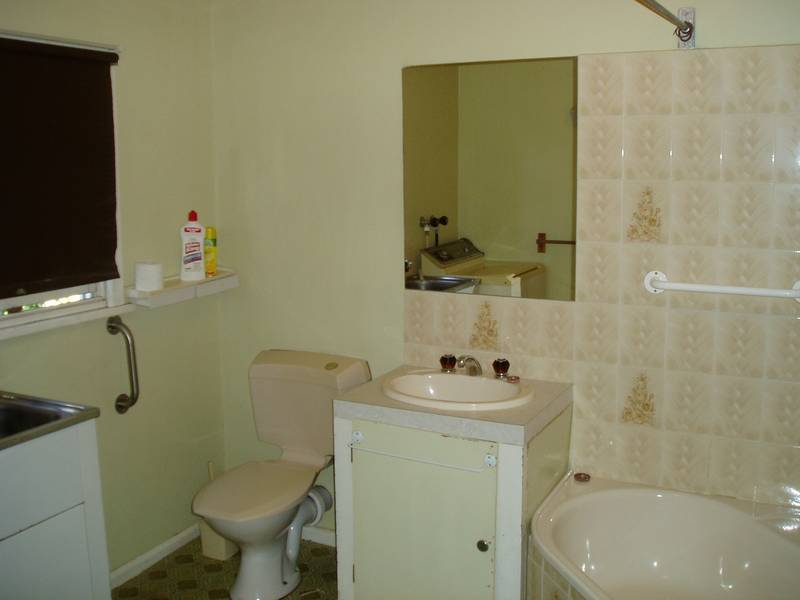 OVERLOOKING THE EASTERN OVAL Picture 3