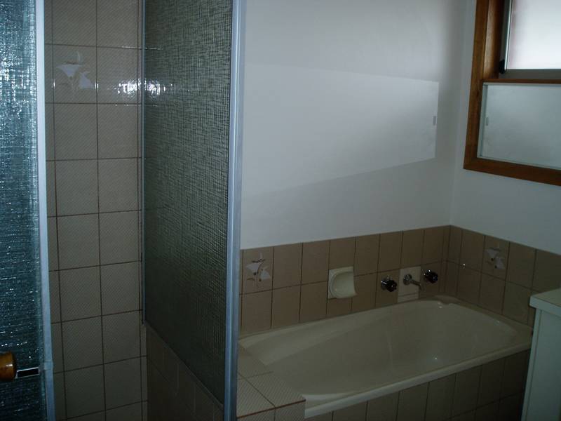 VERY PRIVATE UNIT - CLOSE TO CITY Picture 3