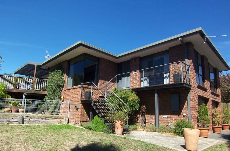 MELB SIDE, QUALITY, ENSUITE, 2 LIVING AREAS, ENTERTAINMENT DECK, DBLE GAR, GREAT VIEWS, BONUS 7 X 9 M GAR/WORKSHOP Picture 1