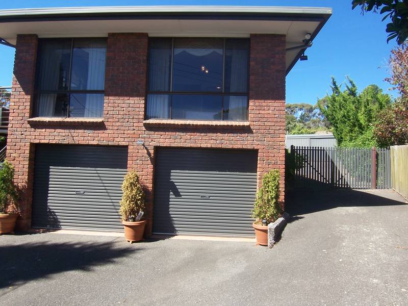 MELB SIDE, QUALITY, ENSUITE, 2 LIVING AREAS, ENTERTAINMENT DECK, DBLE GAR, GREAT VIEWS, BONUS 7 X 9 M GAR/WORKSHOP Picture 2