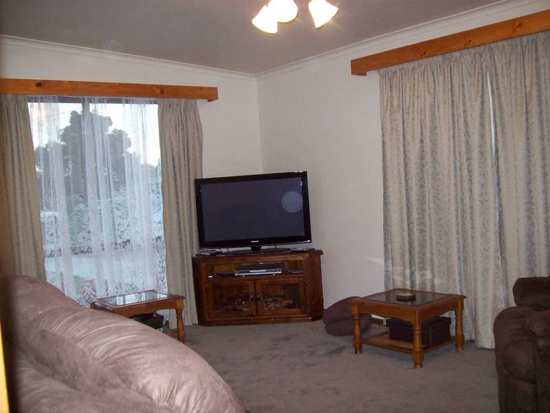 QUIET COURT HANDY TO SHOPPING Picture 3