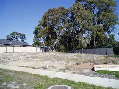 798 m2 HOUSE BLOCK OPPOSITE PARK LAND & WALKING TRAIL - MT CLEAR Picture