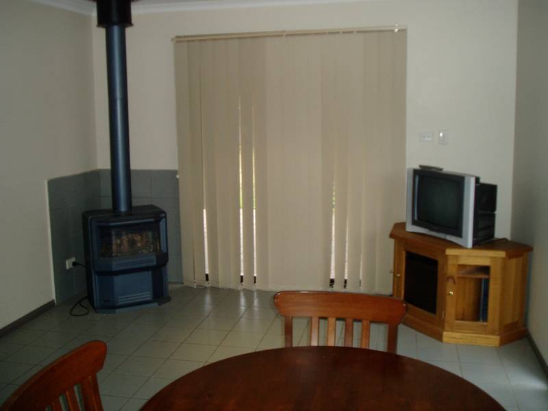 3 BR B/V ON LARGE ALLOTMENT SEBASTOPOL Picture 3