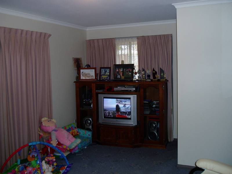 3 BR B/V ON LARGE ALLOTMENT SEBASTOPOL Picture 2