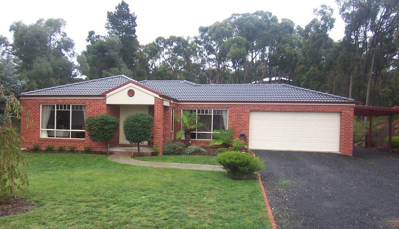 IN BUSH ON BLACK HILL WITH HUGE 1445 m2 BLOCK, JUST 900 M FROM SCHOOL, KINDER, POOL & RESERVE Picture 1