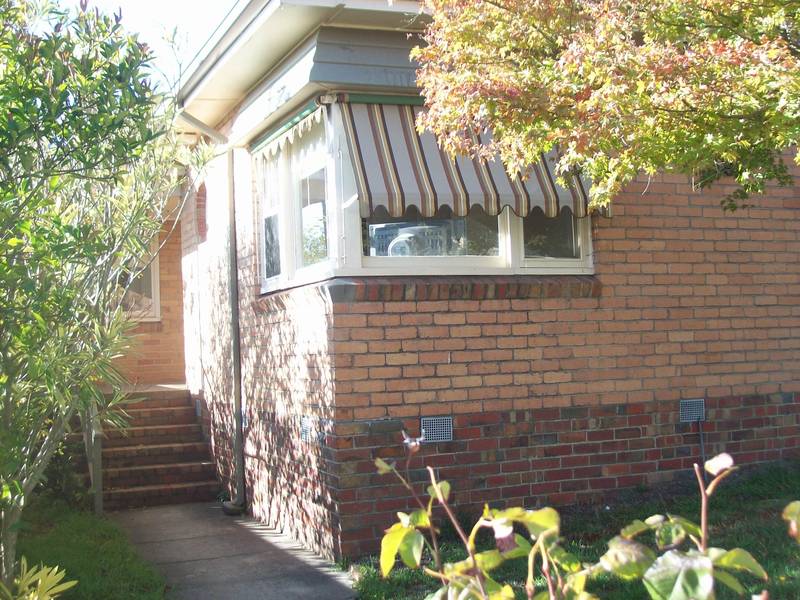 RENOVATED - CLOSE TO CITY Picture 2