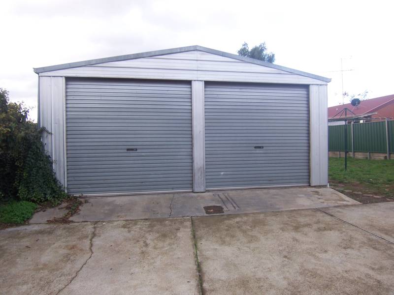 BEST BUY, SOLID, BIG YARD, DOUBLE GARAGE, JUST 400M FROM SUPERMARKET Picture 3