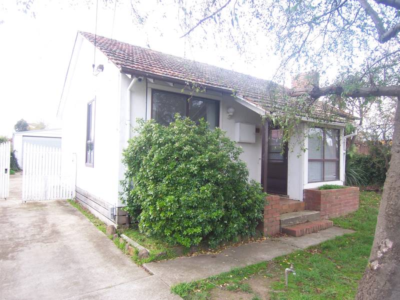 BEST BUY, SOLID, BIG YARD, DOUBLE GARAGE, JUST 400M FROM SUPERMARKET Picture 1