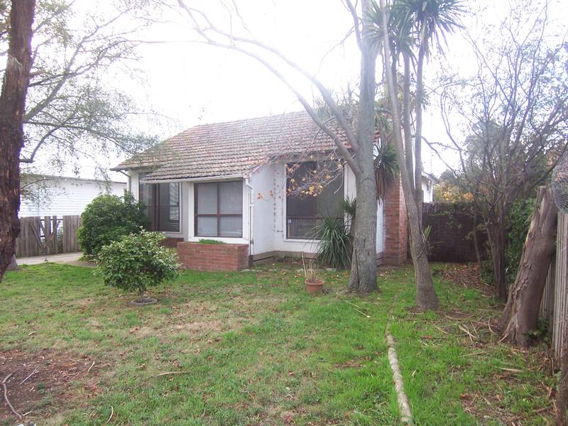 BEST BUY, SOLID, BIG YARD, DOUBLE GARAGE, JUST 400M FROM SUPERMARKET Picture 2