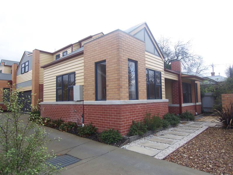 STUNNING CENTRAL ULTRA-MODERN 3 BR FRONT POSITION TOWNHOUSE ONLY 2 BLOCKS FROM BASE HOSPITAL & STURT STREET Picture 3
