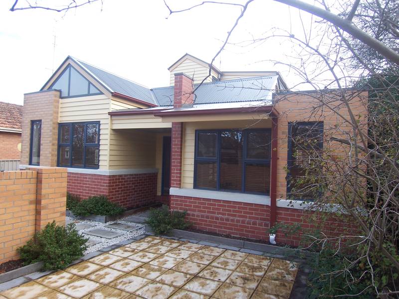 STUNNING CENTRAL ULTRA-MODERN 3 BR FRONT POSITION TOWNHOUSE ONLY 2 BLOCKS FROM BASE HOSPITAL & STURT STREET Picture 1