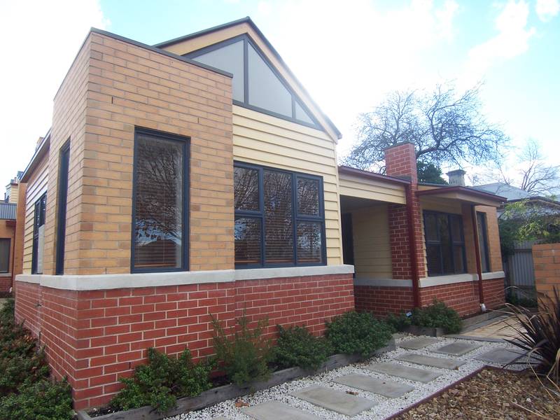 STUNNING CENTRAL ULTRA-MODERN 3 BR FRONT POSITION TOWNHOUSE ONLY 2 BLOCKS FROM BASE HOSPITAL & STURT STREET Picture 2