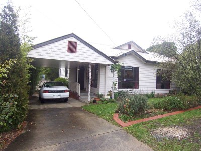 BALLARAT NORTH 4-5 BR's, 3 BATHROOMS, 2 LIVING AREAS, HUGE BILLIARD RM/FLATETTE IDEAL FOR STUDENT RENTAL EXCELLENT RETUR Picture BALLARAT NORTH 4-5 BR's, 3 BATHROOMS, 2 LIVING AREAS, HUGE BILLIARD RM/FLATETTE IDEAL FOR STUDENT RENTAL EXCELLENT RETUR Picture