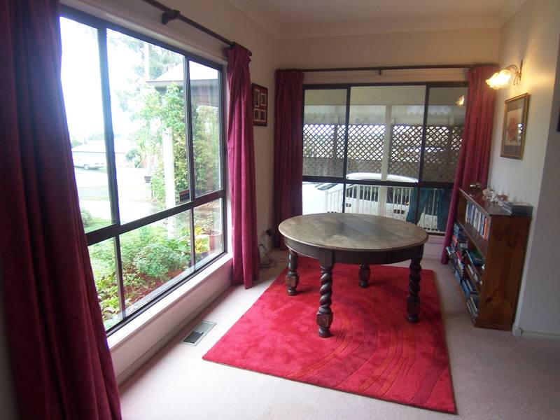 BALLARAT NORTH 4-5 BR's, 3 BATHROOMS, 2 LIVING AREAS, HUGE BILLIARD RM/FLATETTE IDEAL FOR STUDENT RENTAL EXCELLENT RETUR Picture 3