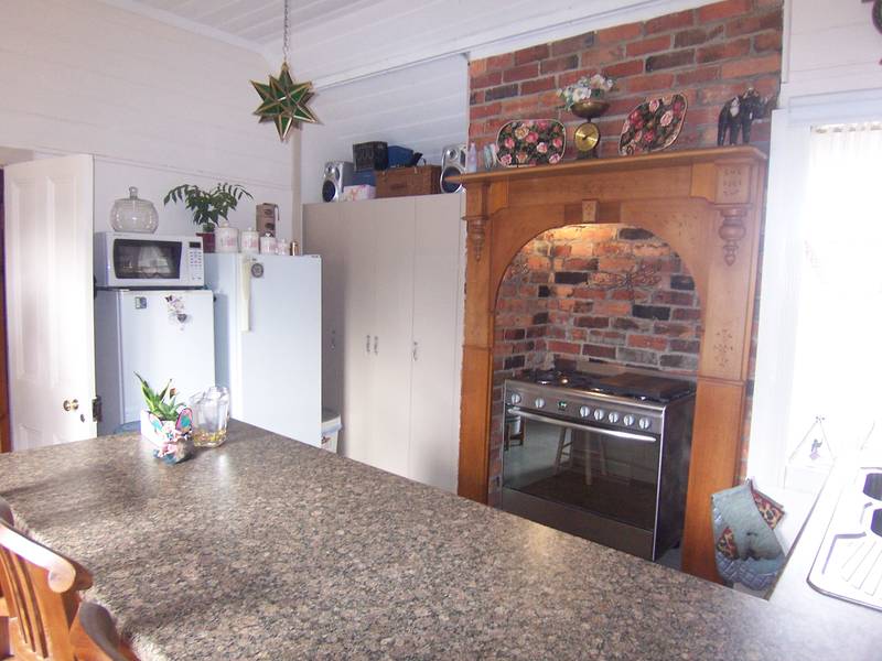 CENTRAL VICTORIAN CHARMER, 2 BIG LIVING AREAS & NEW KITCHEN Picture 3