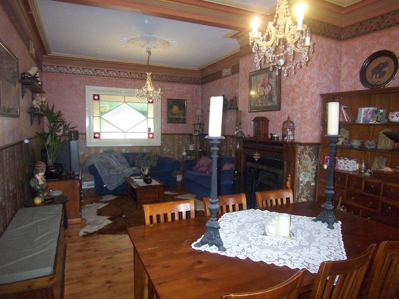 CENTRAL VICTORIAN CHARMER, 2 BIG LIVING AREAS & NEW KITCHEN Picture 2