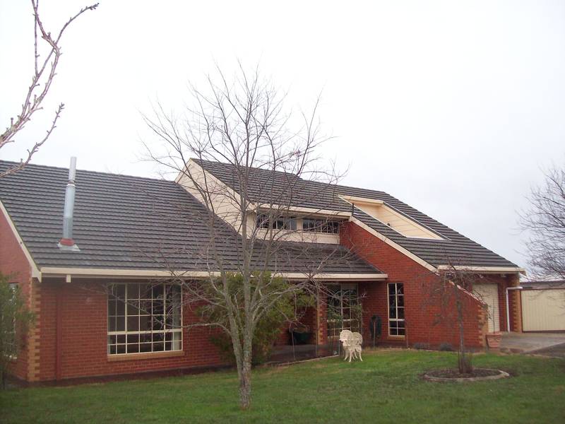 4 BR + STUDY, WITH VIEWS, WITH PRIVATE BALCONY.
8 ACRES, JUST 9 MINUTES TO CENTRE CBD. BONUS HUGE 59' X 23' WORKSHOP Picture 1