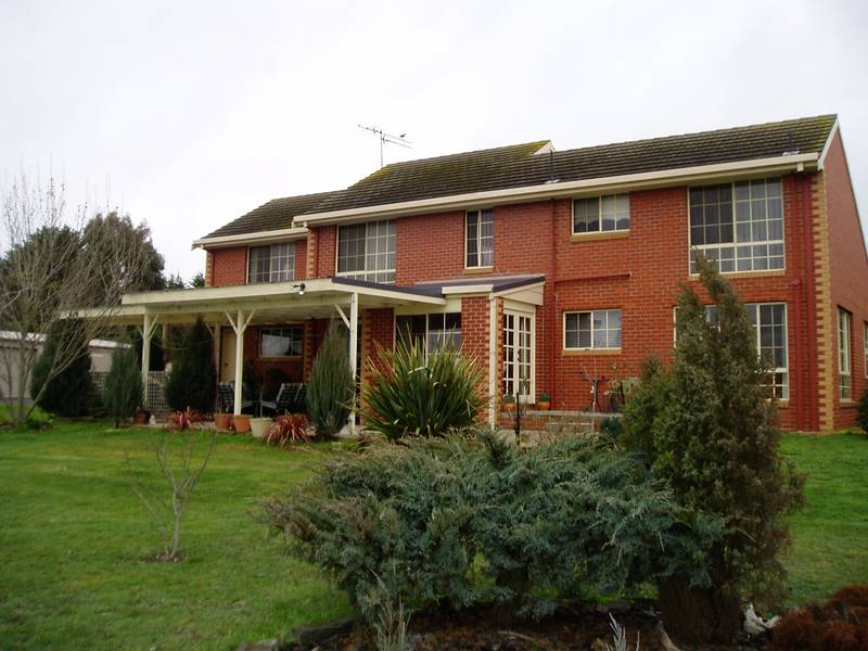 4 BR + STUDY, WITH VIEWS, WITH PRIVATE BALCONY.
8 ACRES, JUST 9 MINUTES TO CENTRE CBD. BONUS HUGE 59' X 23' WORKSHOP Picture 2