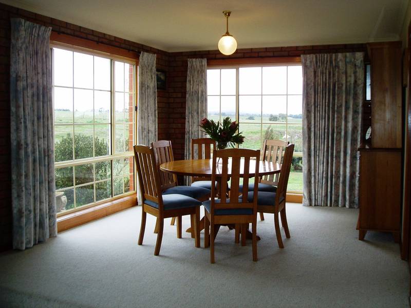 4 BR + STUDY, WITH VIEWS, WITH PRIVATE BALCONY.
8 ACRES, JUST 9 MINUTES TO CENTRE CBD. BONUS HUGE 59' X 23' WORKSHOP Picture 3