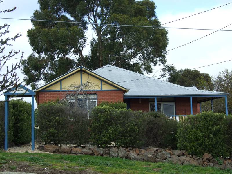 ELEVATED & WELL LOCATED Picture 1