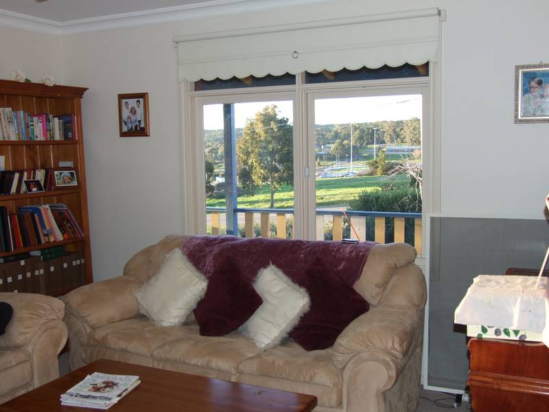 ELEVATED & WELL LOCATED Picture 2