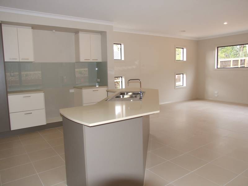 QUALITY EXECUTIVE HOME WITH SUPERB VIEWS OVER BUNINYONG GOLF COURSE Picture 2