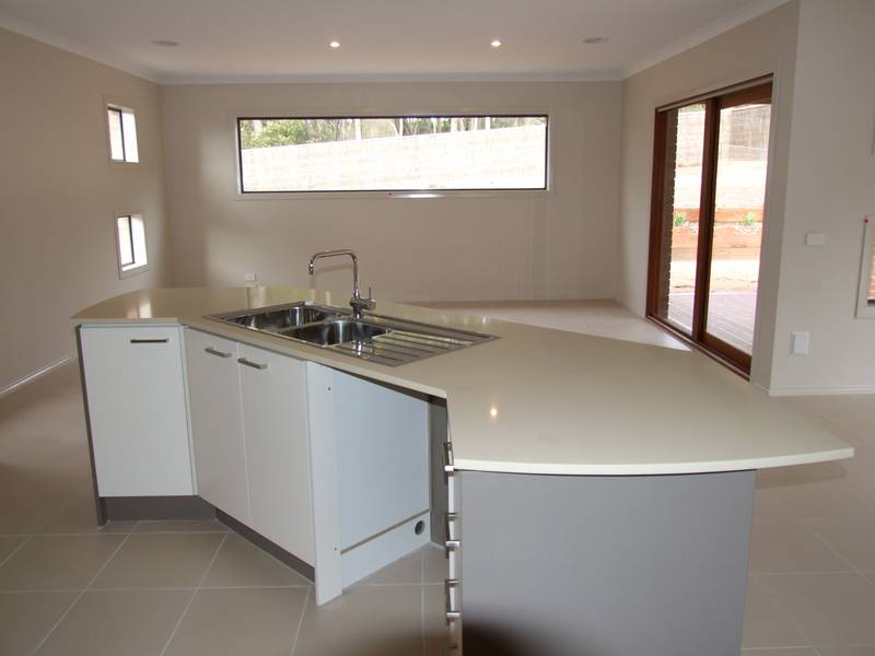 QUALITY EXECUTIVE HOME WITH SUPERB VIEWS OVER BUNINYONG GOLF COURSE Picture 3