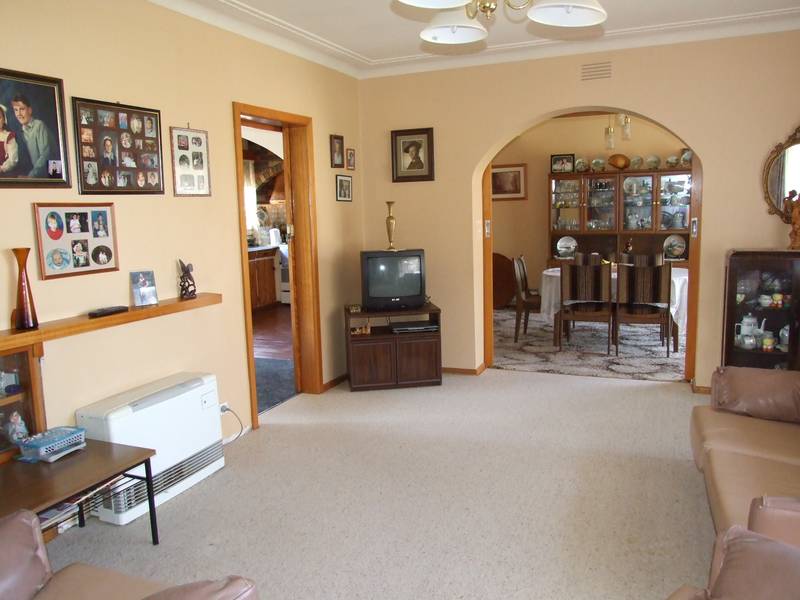 LARGE FAMILY HOME CLOSE TO SCHOOLS Picture 2