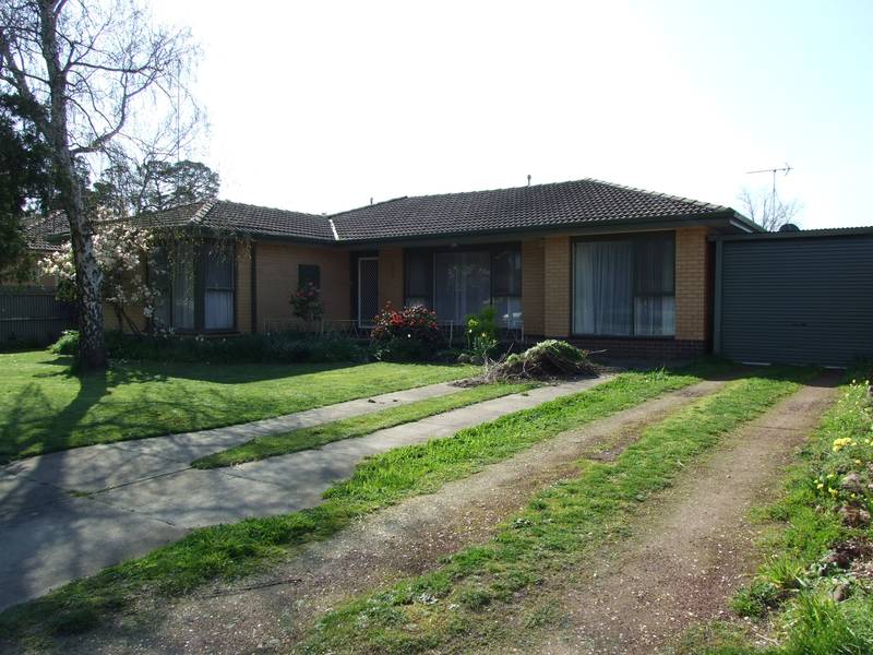 LARGE FAMILY HOME CLOSE TO SCHOOLS Picture 1