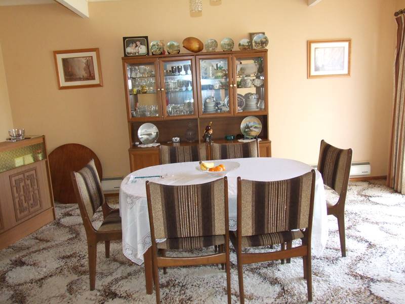 LARGE FAMILY HOME CLOSE TO SCHOOLS Picture 3