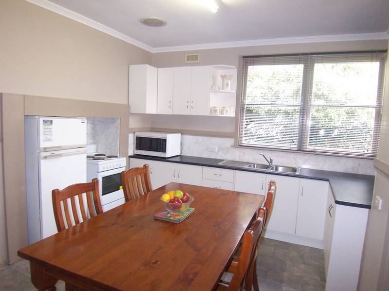 TOTALLY RENOVATED IN PRIME AREA OF WENDOUREE CLOSE TO GRAMMAR, KINDER, SHOPPING, NEW KITCHEN & BATHROOM, BIG YARD WITH D Picture 3