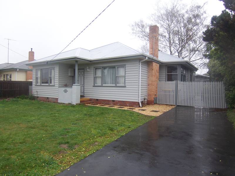 TOTALLY RENOVATED IN PRIME AREA OF WENDOUREE CLOSE TO GRAMMAR, KINDER, SHOPPING, NEW KITCHEN & BATHROOM, BIG YARD WITH D Picture 1