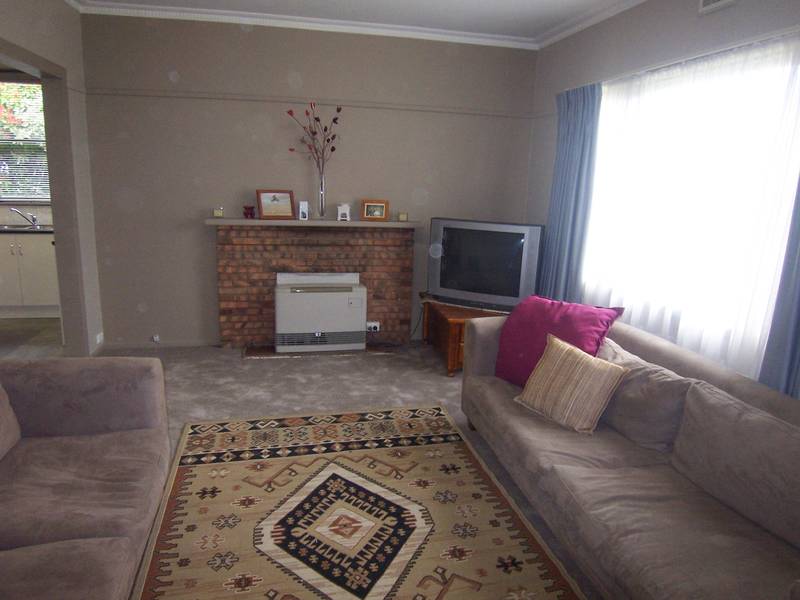 TOTALLY RENOVATED IN PRIME AREA OF WENDOUREE CLOSE TO GRAMMAR, KINDER, SHOPPING, NEW KITCHEN & BATHROOM, BIG YARD WITH D Picture 2