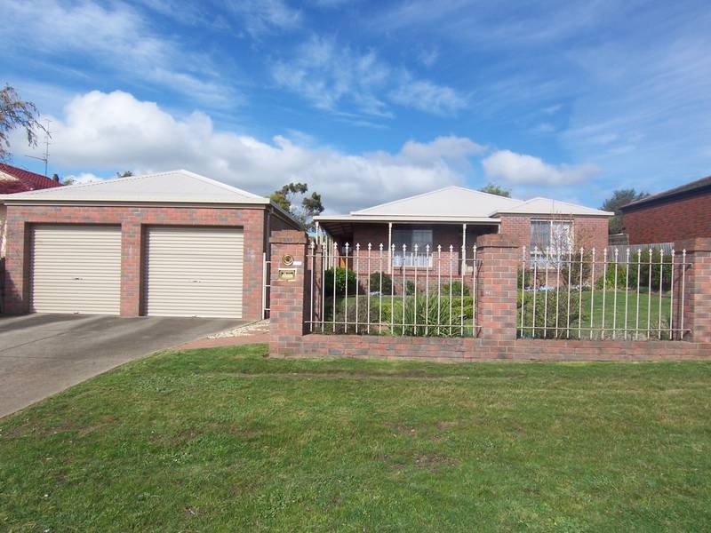 23 SQS, SOLID BRICK, 4 BR, ENSUITE, 2 HUGE LIVING AREAS, COVERED ENT. DECK, ON HUGE 1000 M2 LANDSCAPED BLOCK Picture 2