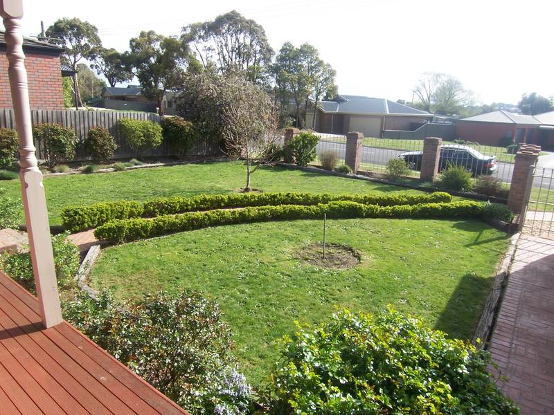 23 SQS, SOLID BRICK, 4 BR, ENSUITE, 2 HUGE LIVING AREAS, COVERED ENT. DECK, ON HUGE 1000 M2 LANDSCAPED BLOCK Picture 3
